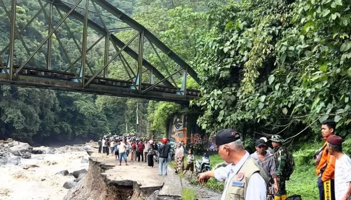 Kondisi jalan di Lemba Anai yang putus total. (ist/net)