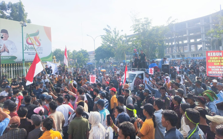 Demo Tolak Relokasi TNTN di Depan Kantor Gubernur Riau Memanas