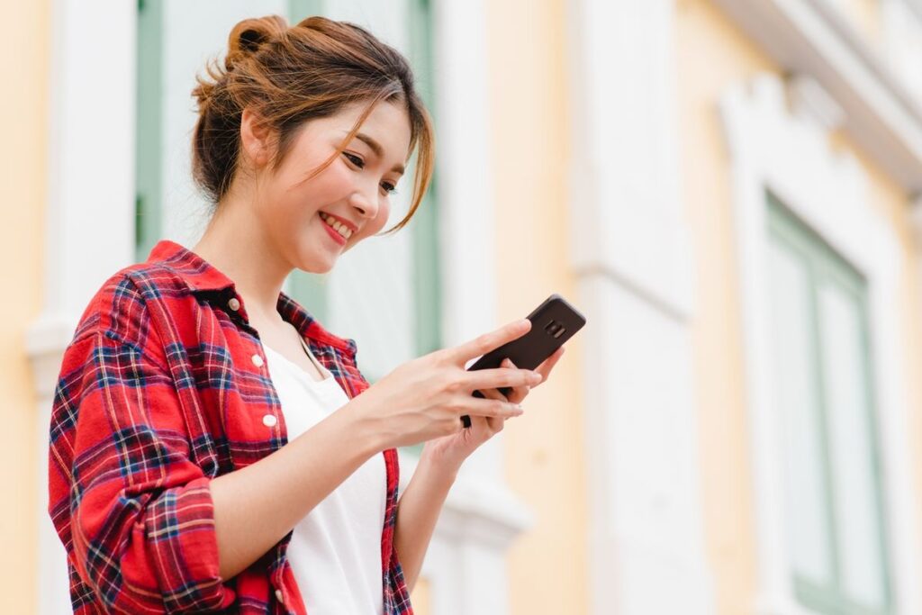 Jangan Terlalu Dekat Melihat Layar HP, Ini Dampak dan Tips Amannya